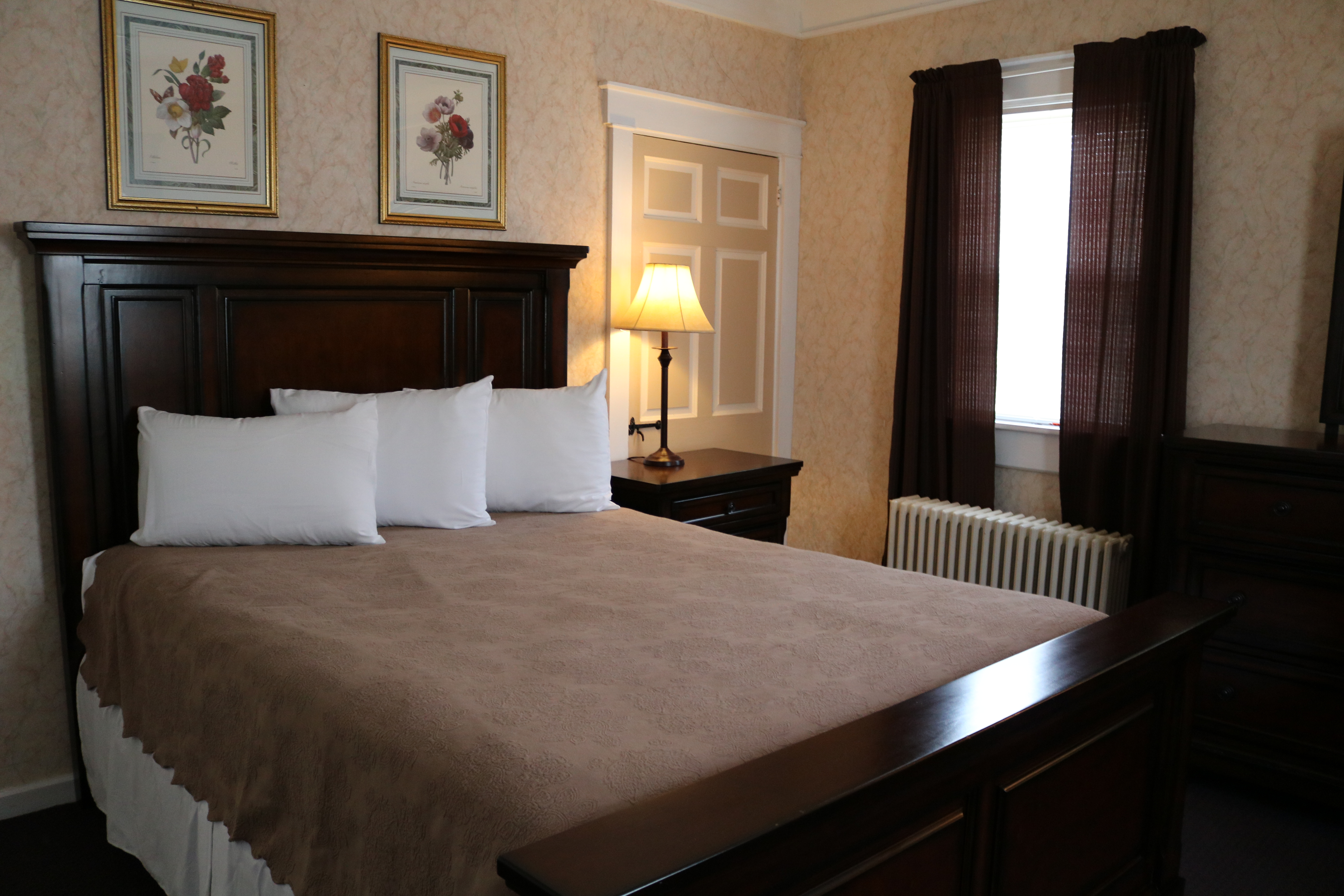 interior view of shady rest hotel's farmhouse small suite